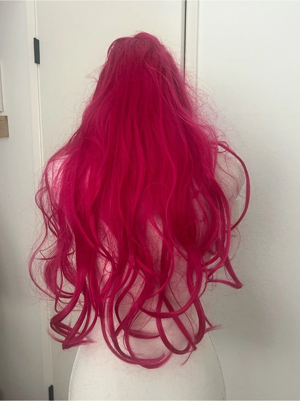 Mira KPop Demon Hunters Pink Wig – Long Wavy Costume Hair